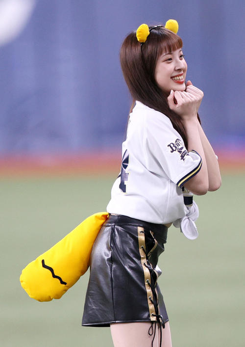 オリックス対ソフトバンク 「たぬきダンス」を披露するBsガールズ(撮影・上山淳一)