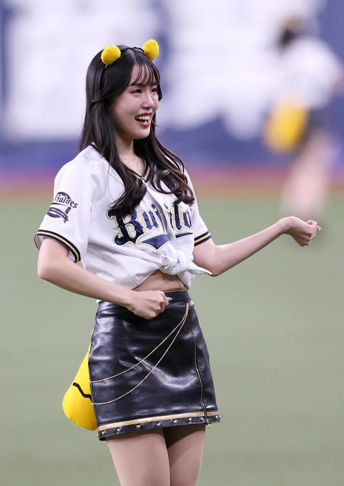 オリックス対ソフトバンク 「たぬきダンス」を披露するBsガールズ(撮影・上山淳一)