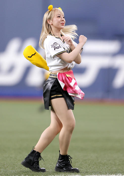 オリックス対ソフトバンク 7回、たぬき耳のカチューシャとしっぽをつけ踊るBsガールズ(撮影・上山淳一)