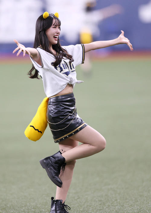 オリックス対ソフトバンク 「たぬきダンス」を披露するBsガールズ(撮影・上山淳一)