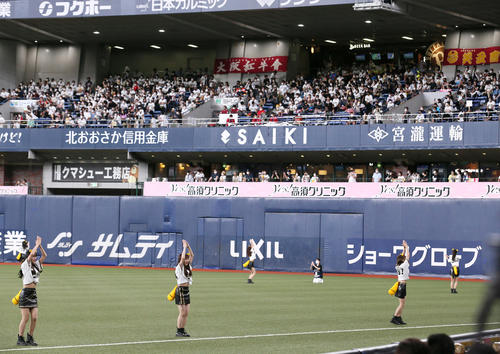 オリックス対ソフトバンク 「たぬきダンス」を披露するBsガールズ(撮影・上山淳一)