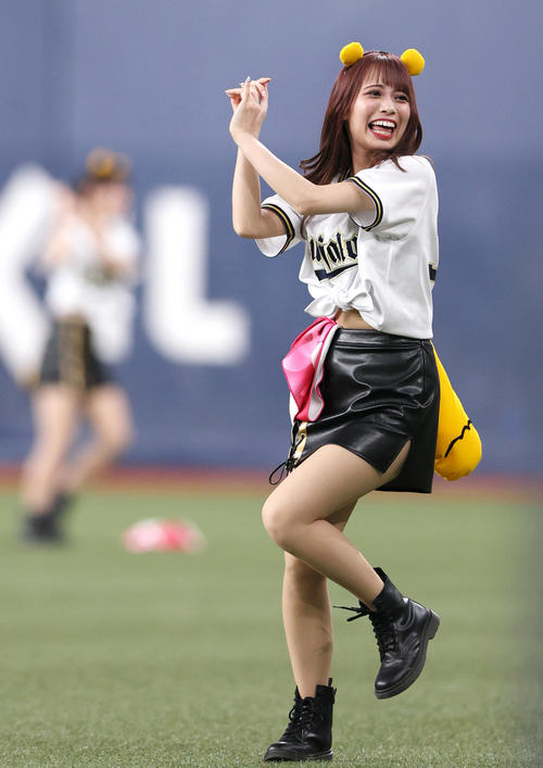オリックス対ソフトバンク 7回、たぬき耳のカチューシャとしっぽをつけ踊るBsガールズ(撮影・上山淳一)