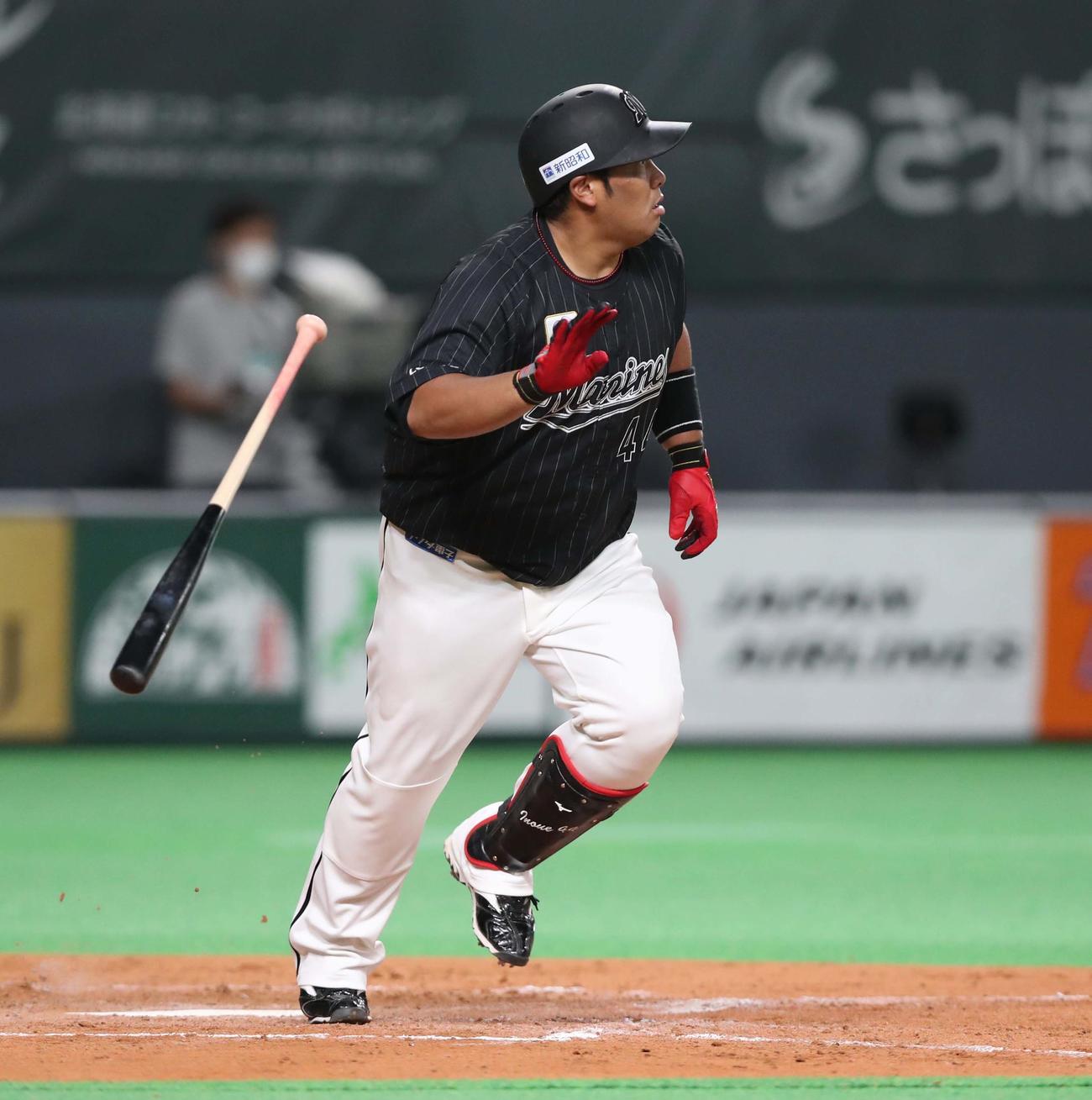 日本ハム対ロッテ　5回表ロッテ2死、左越えソロ本塁打を放つ井上（撮影・黒川智章）