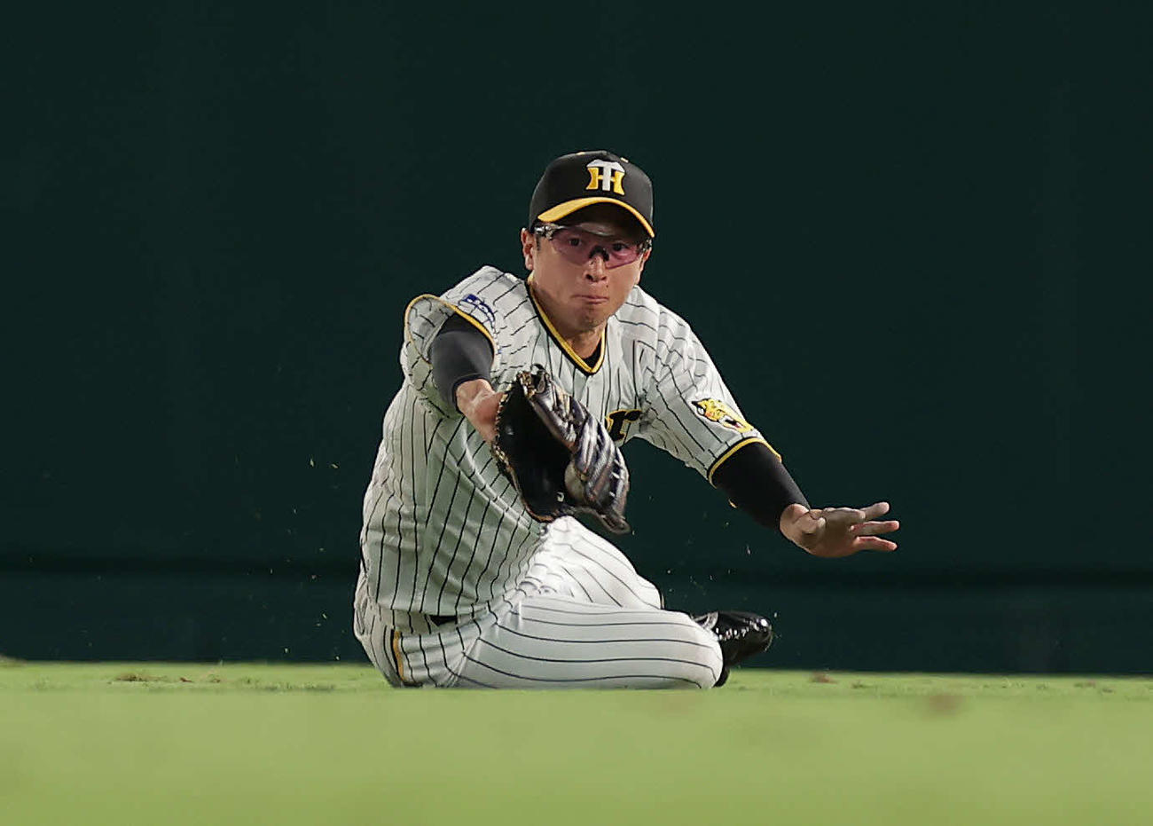 阪神対DeNA 5回表DeNA無死一、二塁、嶺井は大和の中飛を好捕し、二塁に送球し併殺をとる（撮影・前田充）