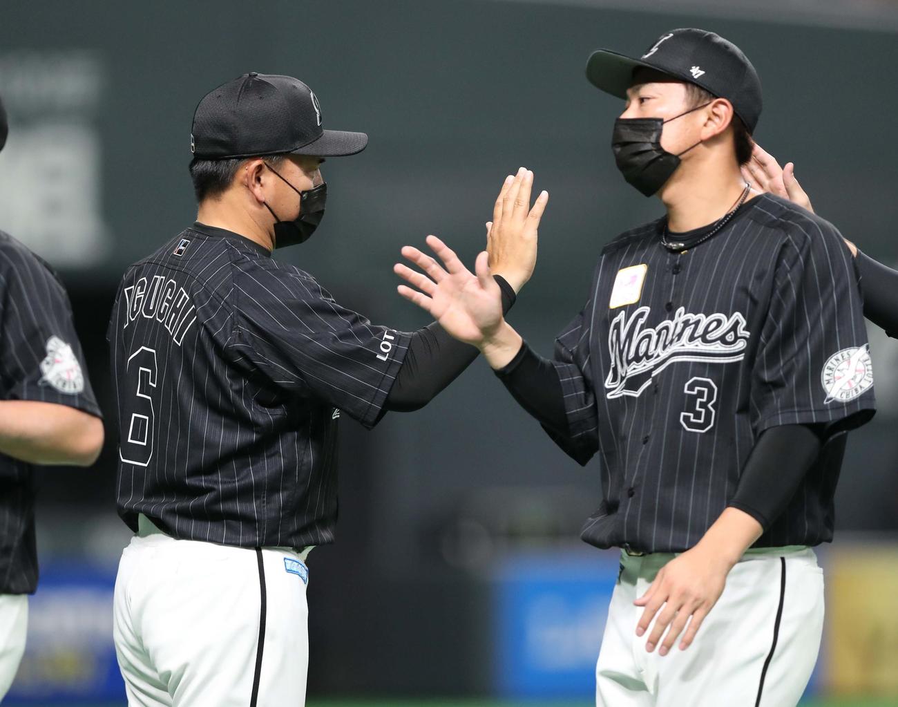 日本ハム対ロッテ　試合後、ナインを出迎える井口監督（撮影・黒川智章）