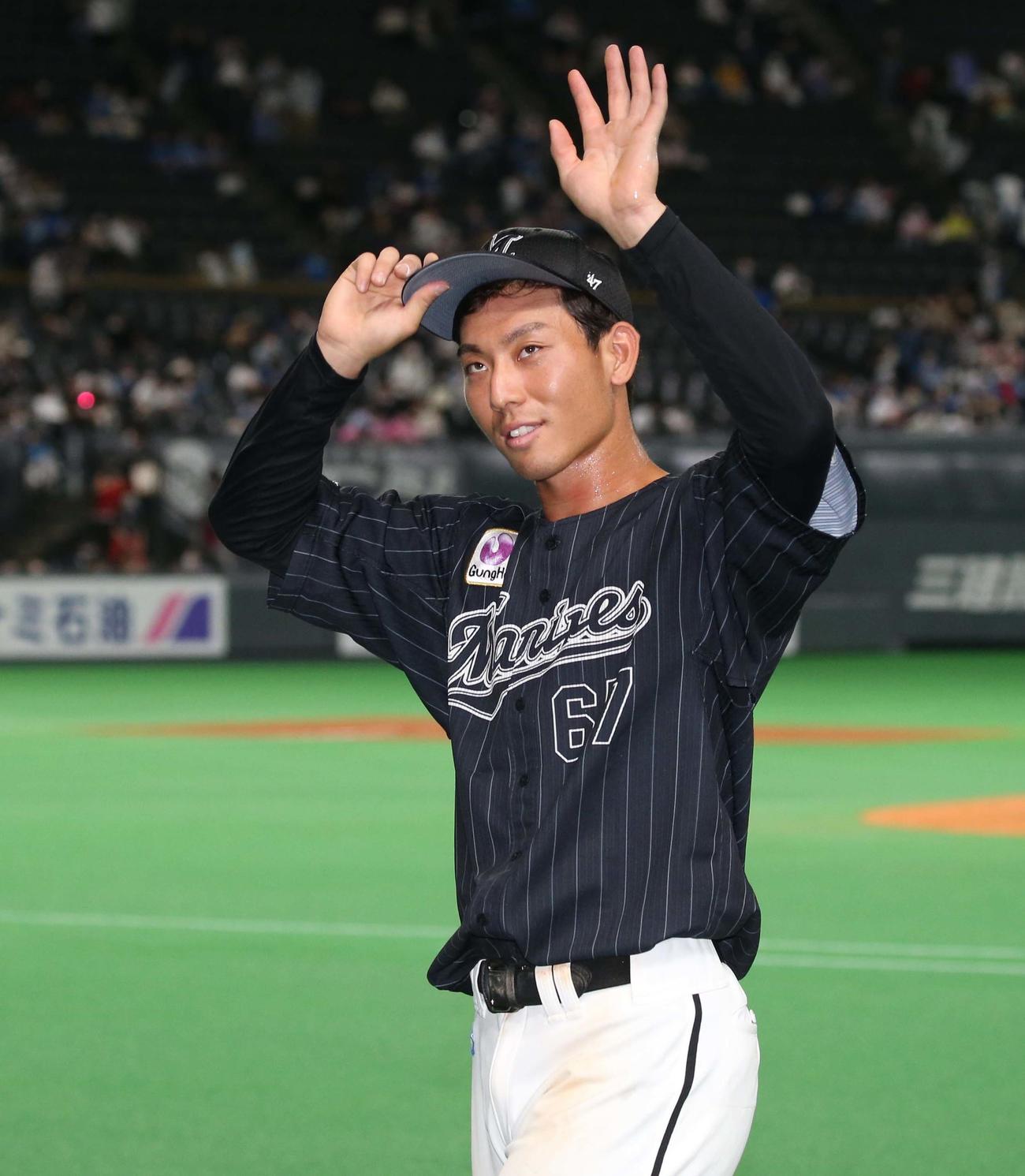 日本ハム対ロッテ　試合後、スタンドに向かって手を振る茶谷（撮影・黒川智章）
