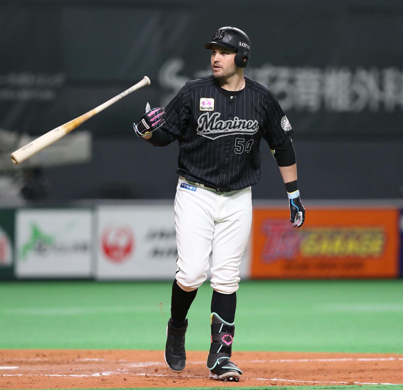 日本ハム対ロッテ　5回表ロッテ2死、左越えソロ本塁打を放つレアード（撮影・黒川智章）
