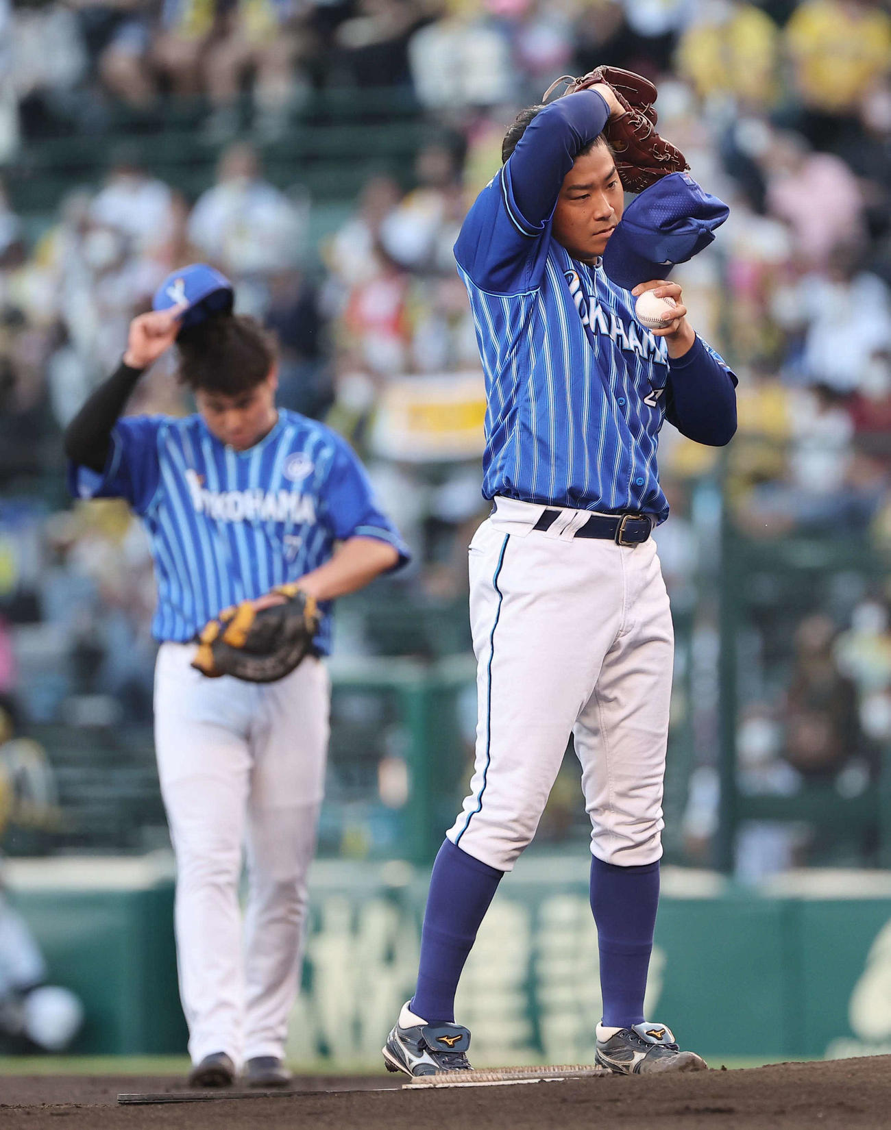阪神対DeNA 1回裏阪神1死一、三塁、今永は暴投で先制を許す（撮影・上田博志）