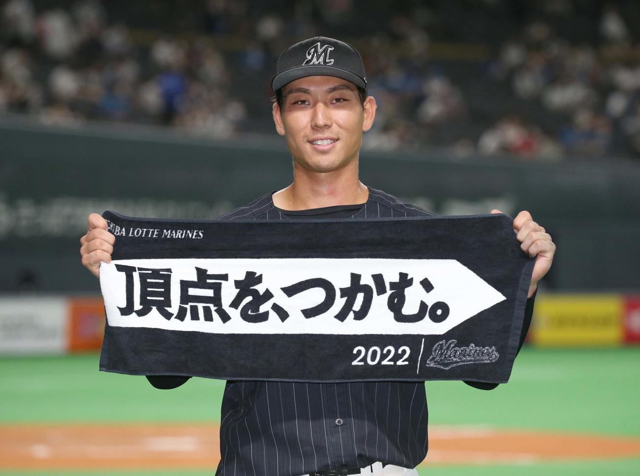 日本ハム対ロッテ　試合後、タオルを掲げる茶谷（撮影・黒川智章）
