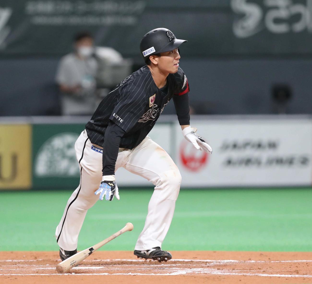 日本ハム対ロッテ　8回表ロッテ2死三塁、右中間に適時三塁打を放つ茶谷（撮影・黒川智章）