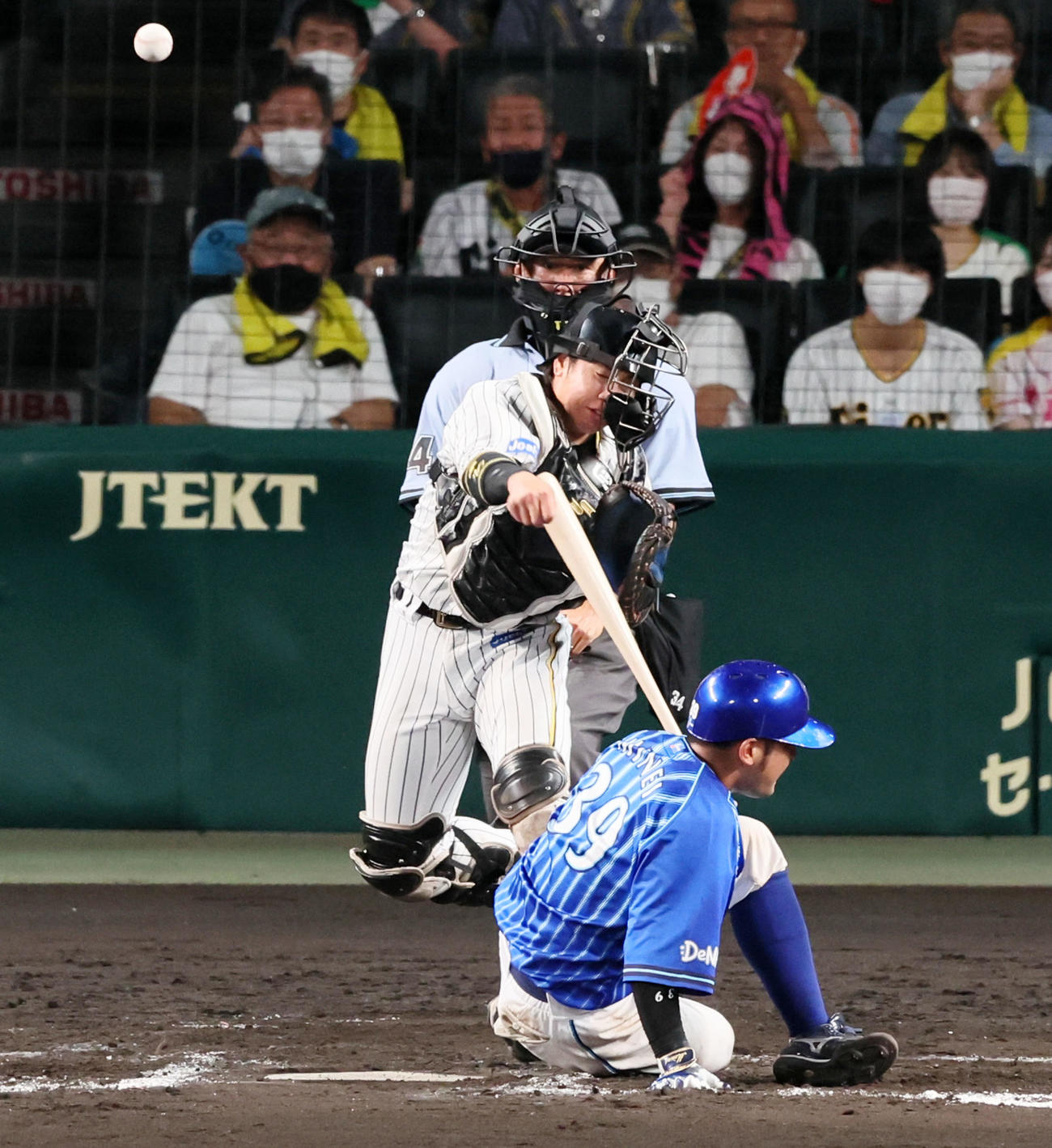 阪神対DeNA 7回表DeNA1死一塁、梅野が一塁走者大和を刺すため送球したとき、手が嶺井のバットにあたり守備妨害となる（撮影・加藤哉）