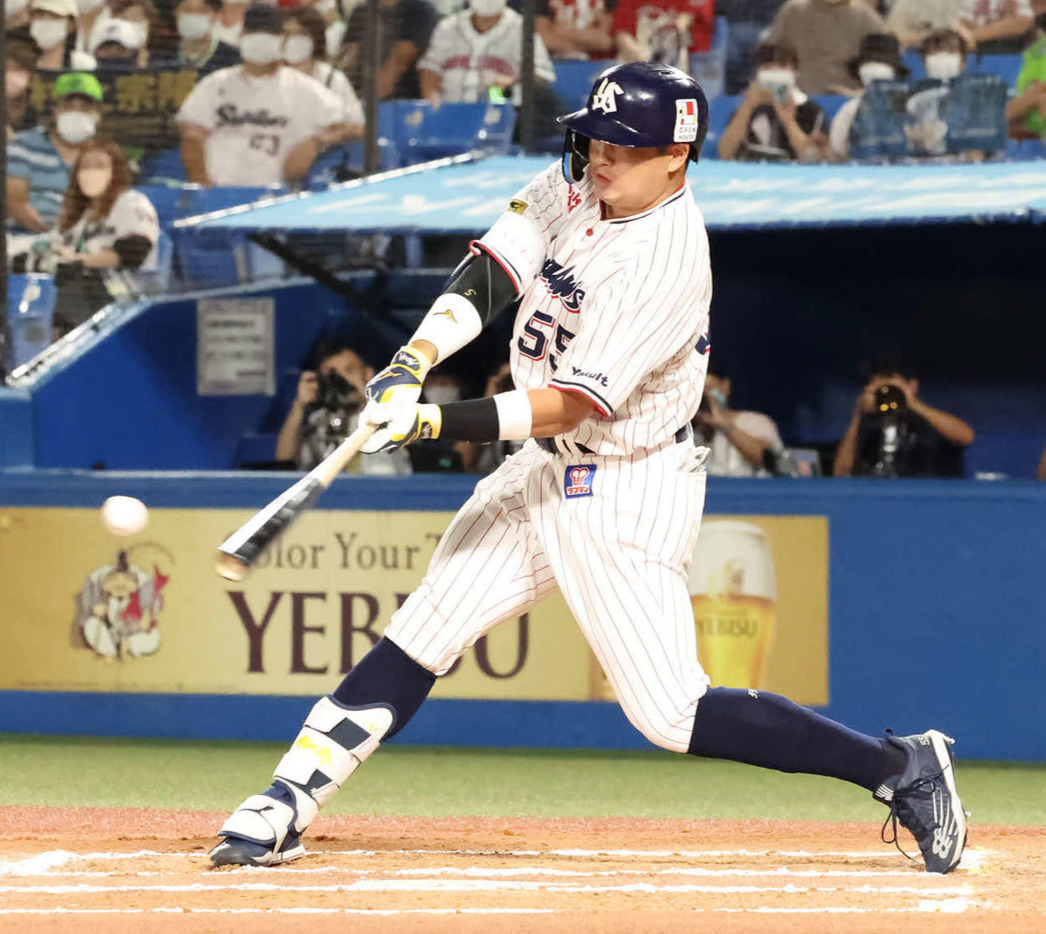 ヤクルト対広島　6回裏ヤクルト無死、村上は右越えに本塁打を放つ（撮影・丹羽敏通）
