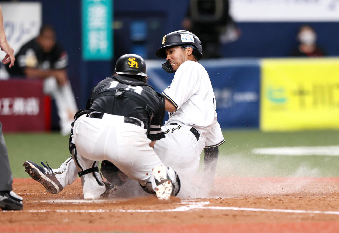 オリックス対ソフトバンク　5回裏オリックス無死一、三塁、三走宗（右）は若月の一ゴロでホームを狙う（撮影・上山淳一）