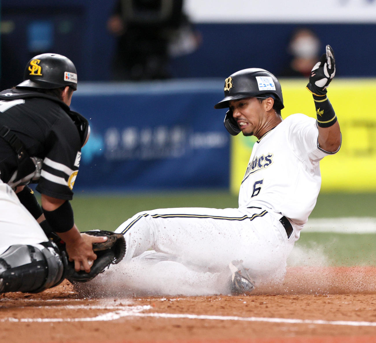 オリックス対ソフトバンク　5回裏オリックス無死一、三塁、三走宗（右）は若月の一ゴロでホームを狙う（撮影・上山淳一）