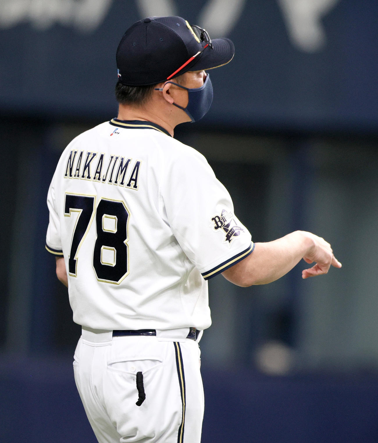 オリックス対ソフトバンク　5回裏オリックス無死一、三塁、若月の一ゴロで三走宗の本塁アウトの判定に「リクエスト」するオリックス中嶋監督（撮影・上山淳一）