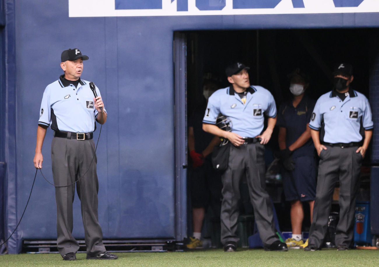 オリックス対ソフトバンク　5回裏オリックス無死一、三塁、若月の一ゴロでホームアウトとなった三走宗の判定に対し、リプレー検証の結果、橘高審判員（左）はコリジョンルールの適用を告げセーフと説明する（撮影・上山淳一）