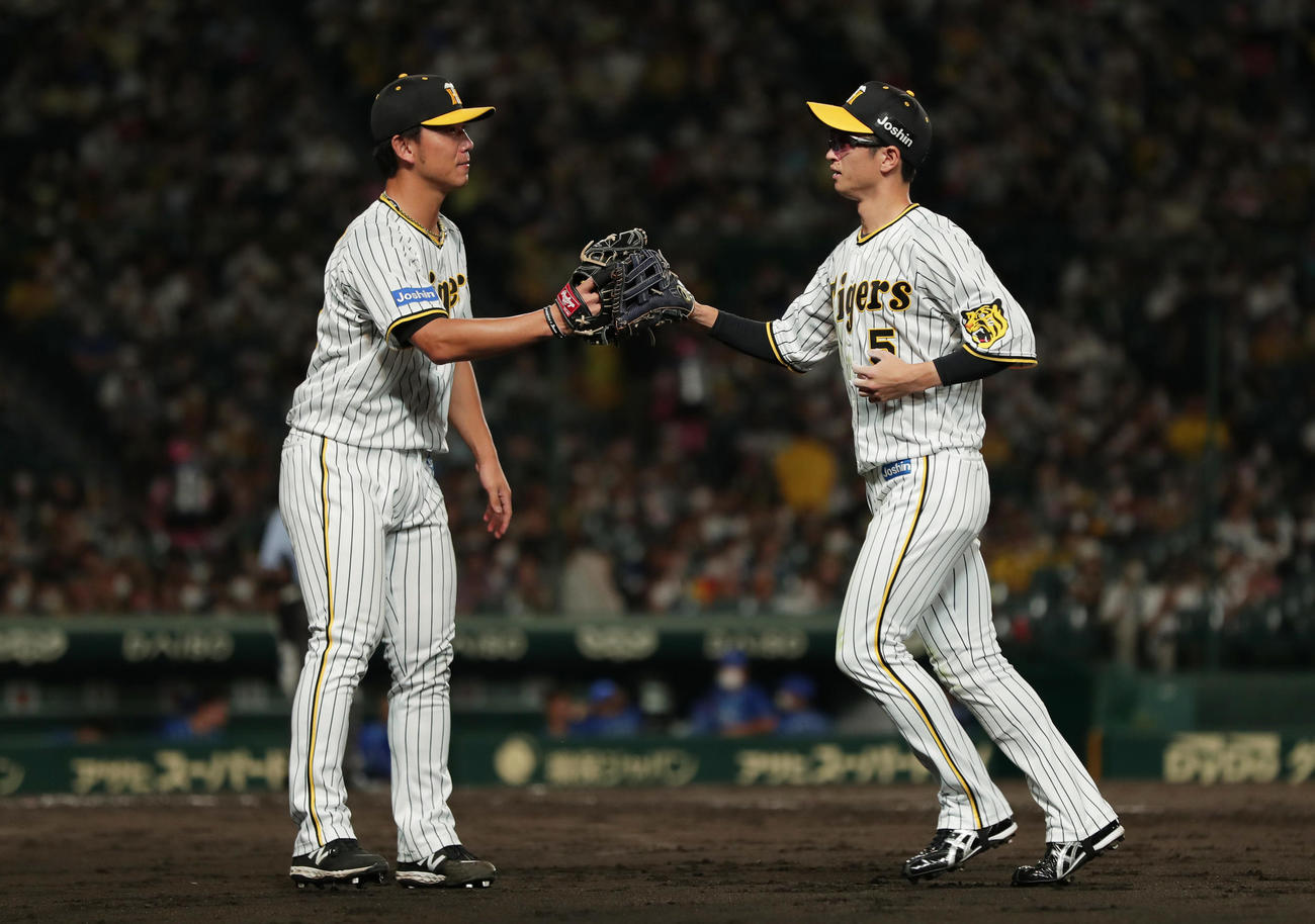 阪神対DeNA 5回表を投げ終え、好守を見せた近本（右）を迎える伊藤将（撮影・前田充）