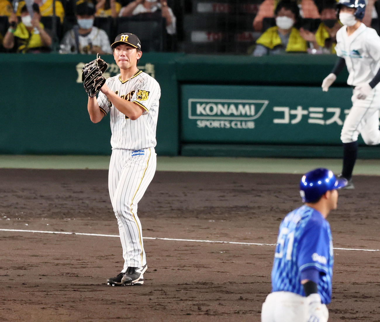 阪神対DeNA 5回表DeNA無死一、二塁、伊藤将は嶺井の飛球をダイビングキャッチした近本に拍手を送った（撮影・加藤哉）