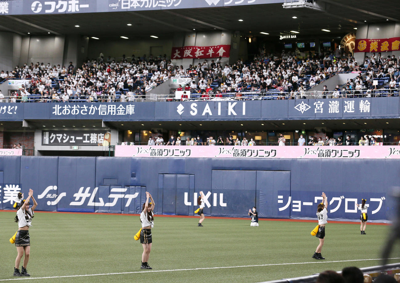 オリックス対ソフトバンク　「たぬきダンス」を披露するBsガールズ（撮影・上山淳一）