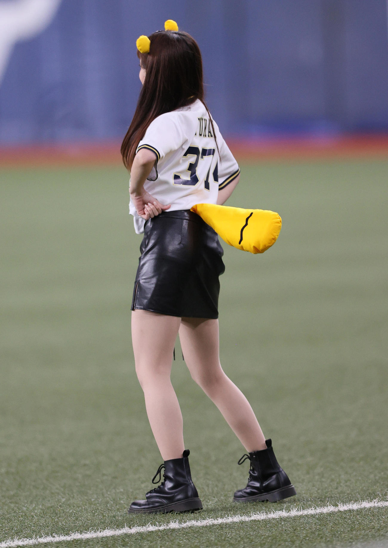 オリックス対ソフトバンク　「たぬきダンス」を披露するBsガールズ（撮影・上山淳一）