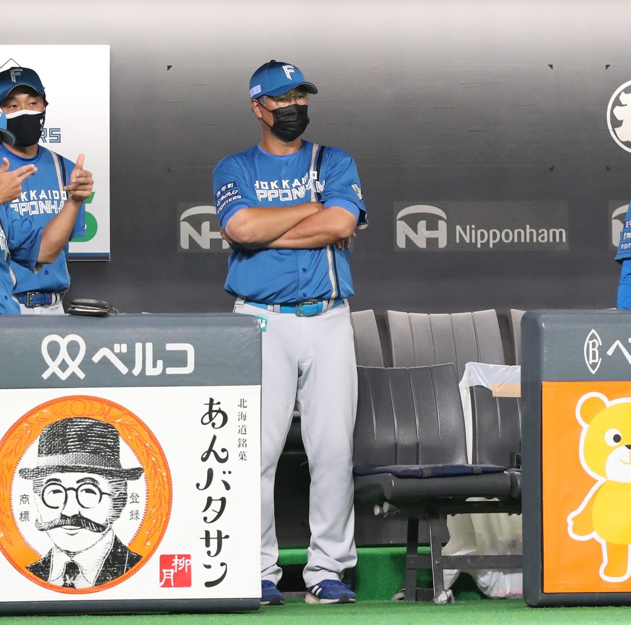 日本ハム対ロッテ　ベンチで腕組みし試合を見つめる木田監督代行（撮影・黒川智章）