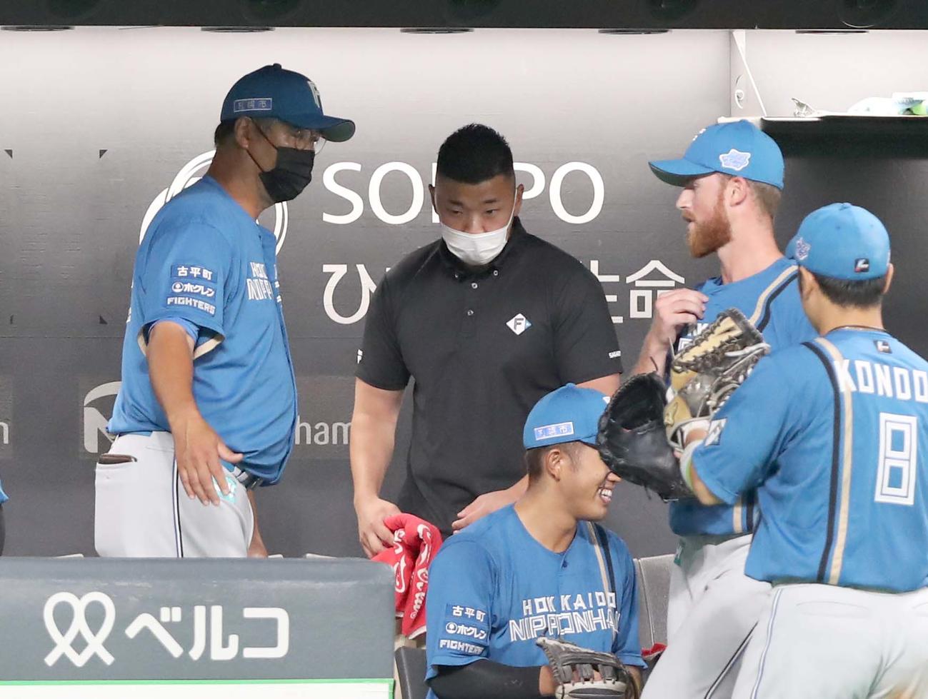 日本ハム対ロッテ　6回に登板したメゼズ（右）と話す木田監督代行（左）（撮影・黒川智章）