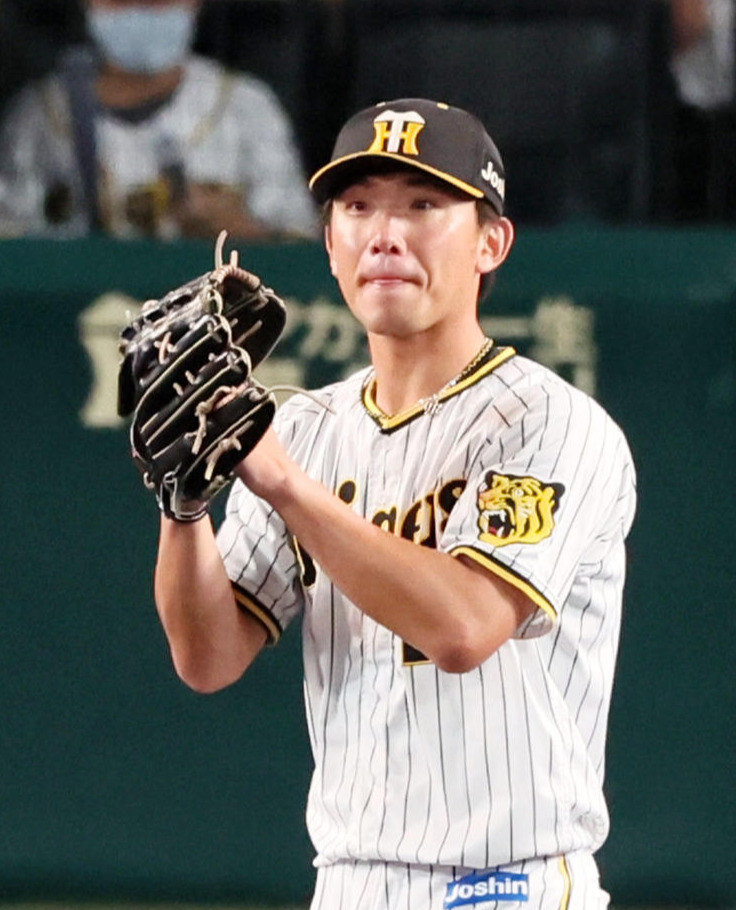 阪神対DeNA 5回表DeNA無死一、二塁、伊藤将は嶺井の飛球をダイビングキャッチした近本に拍手を送った（撮影・加藤哉）