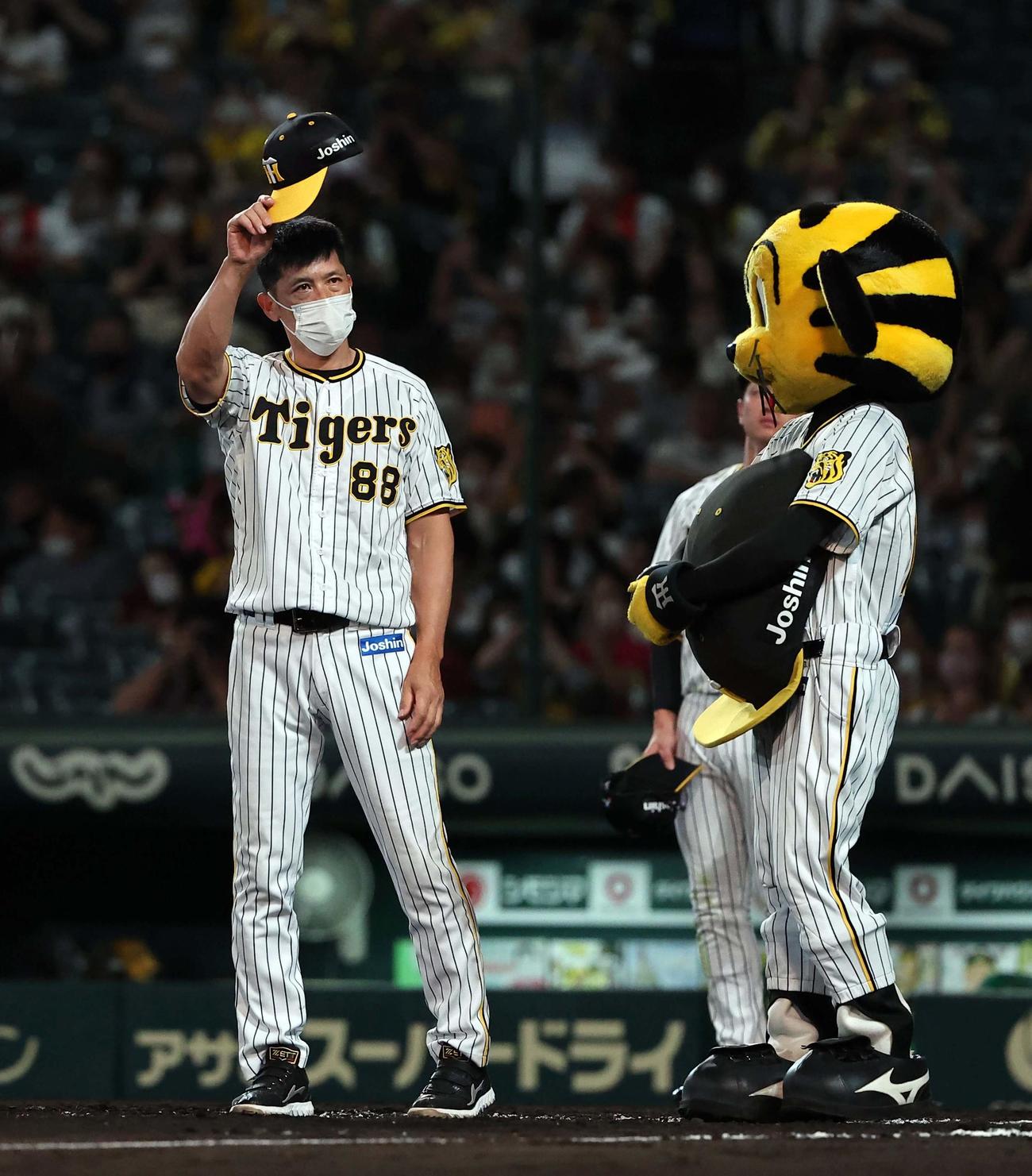 阪神対DeNA DeNAに勝利した矢野監督はファンの拍手に帽子を上げて応える（撮影・上田博志）