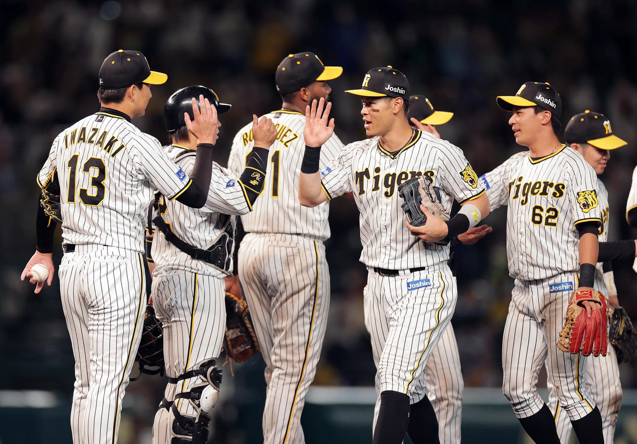 阪神対DeNA DeNAに連勝し、タッチを交わす阪神ナイン（撮影・前田充）