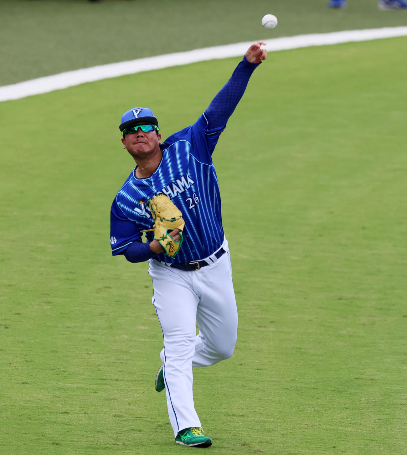 阪神対DeNA　練習でキャッチボールする浜口（撮影・加藤哉）