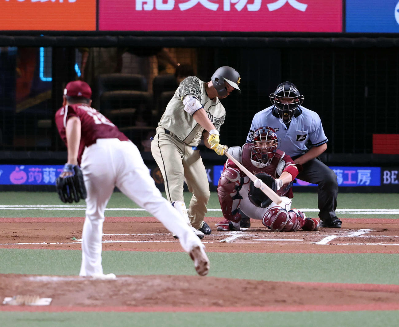 西武対楽天　6回裏西武無死、川越は右二塁打を放つ。投手田中将（撮影・浅見桂子）