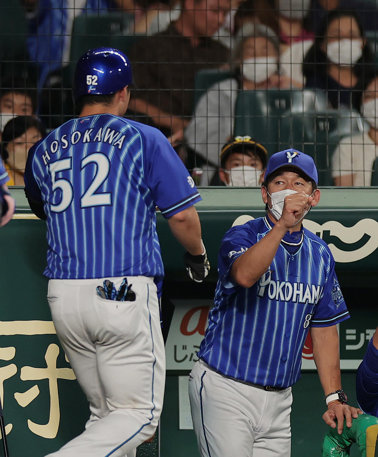 阪神対DeNA 6回表DeNA無死、左越え本塁打を放った細川（左）を迎える三浦監督（撮影・前田充）
