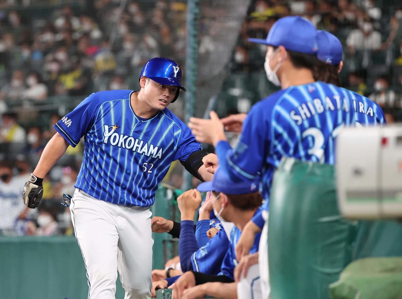 阪神対DeNA 6回表DeNA無死、細川は左越え本塁打を放ちナインの出迎えを受ける（撮影・上田博志）