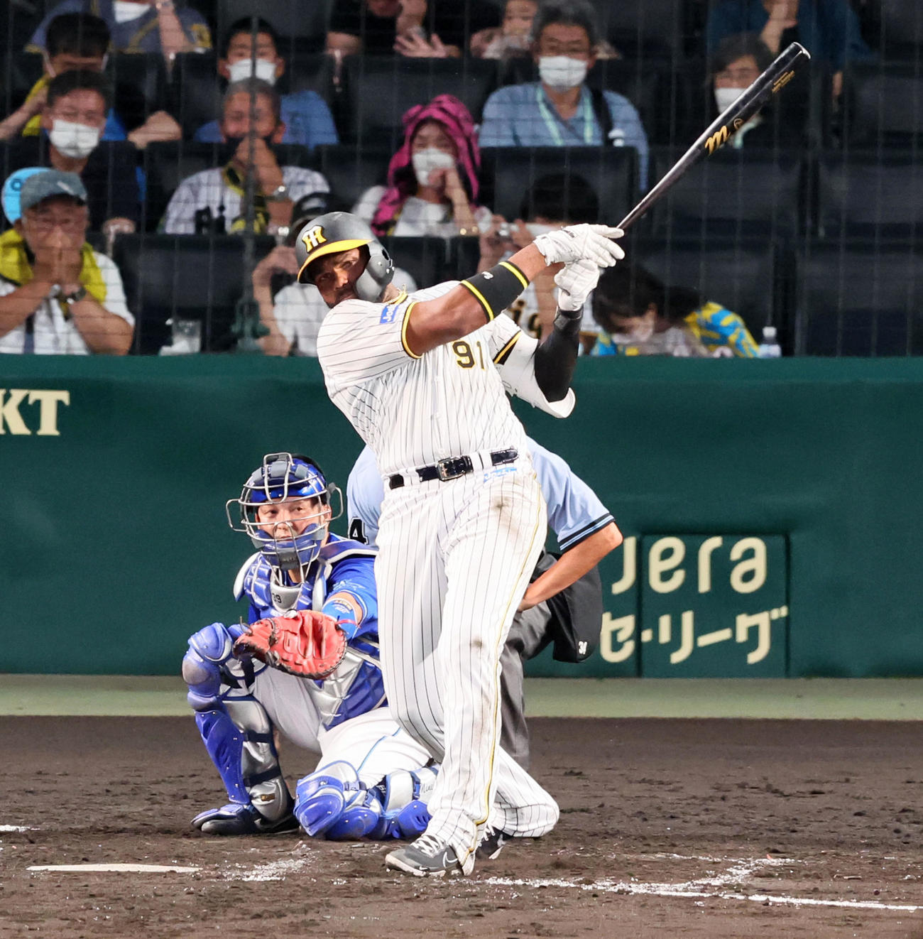 阪神対DeNA 4回裏阪神無死、ロドリゲスは左前打を放つ（撮影・加藤哉）