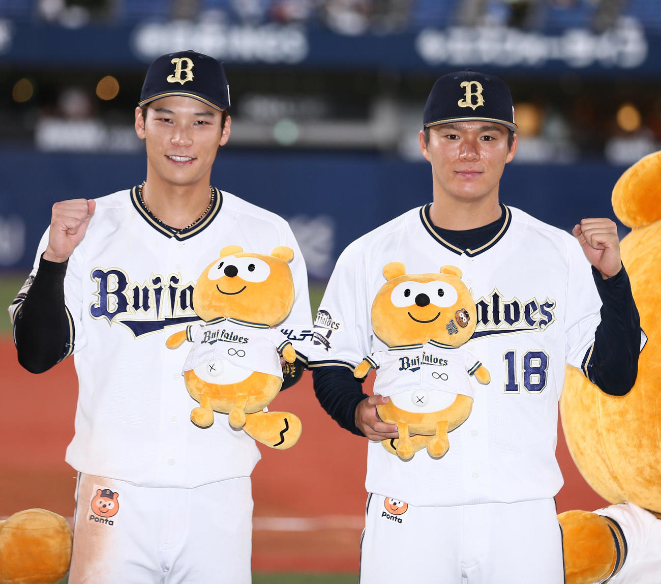 オリックス対ソフトバンク　ヒーローインタビューを終え、笑顔で記念撮影するオリックス中川圭（左）と山本（撮影・上山淳一）
