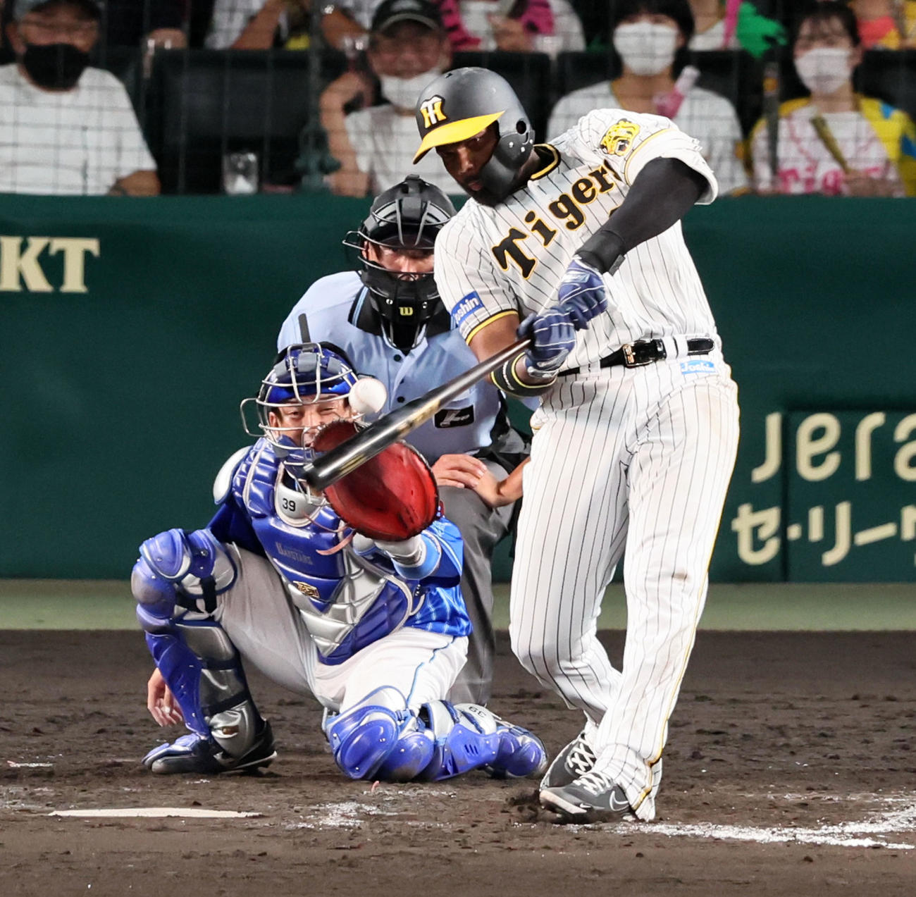 阪神対DeNA 8回裏阪神1死一、三塁、ロドリゲスは中前適時打を放つ（撮影・加藤哉）