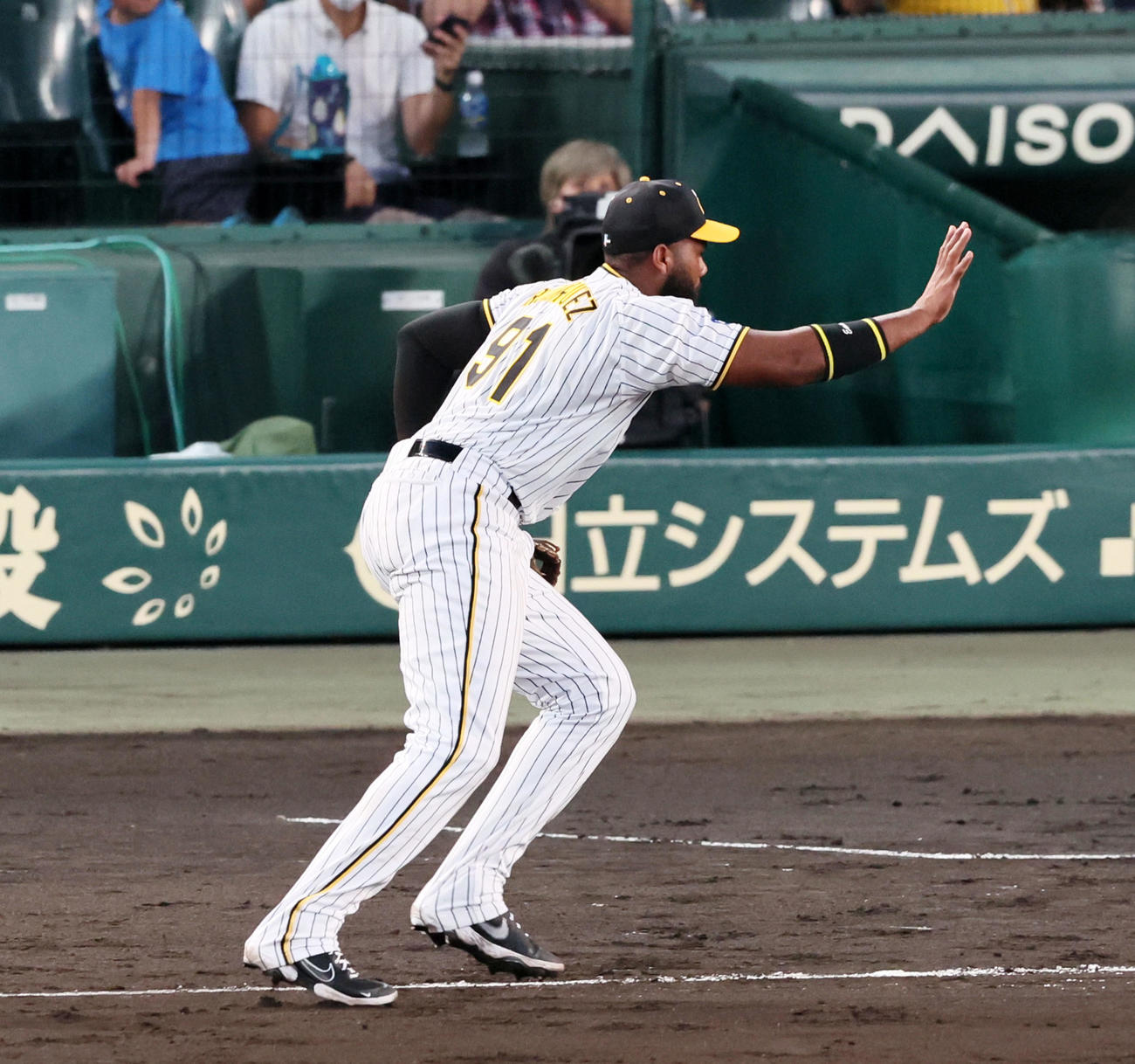 阪神対DeNA 4回表DeNA無死、ロドリゲスは桑原の打球を好捕し一ゴロとする（撮影・加藤哉）