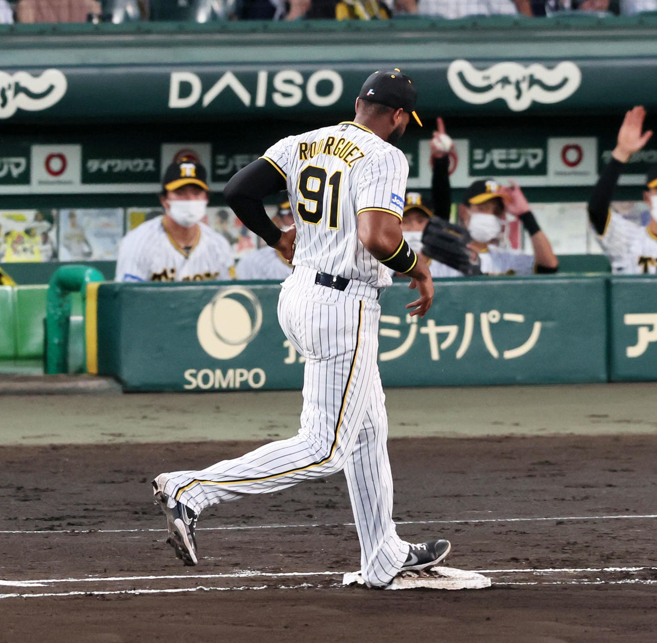 阪神対DeNA 4回表DeNA無死、ロドリゲスは桑原の打球を好捕し一ゴロとする（撮影・加藤哉）