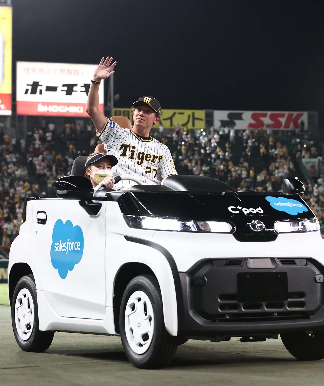 阪神対DeNA　リリーフカーで場内1周する伊藤将（撮影・上田博志）