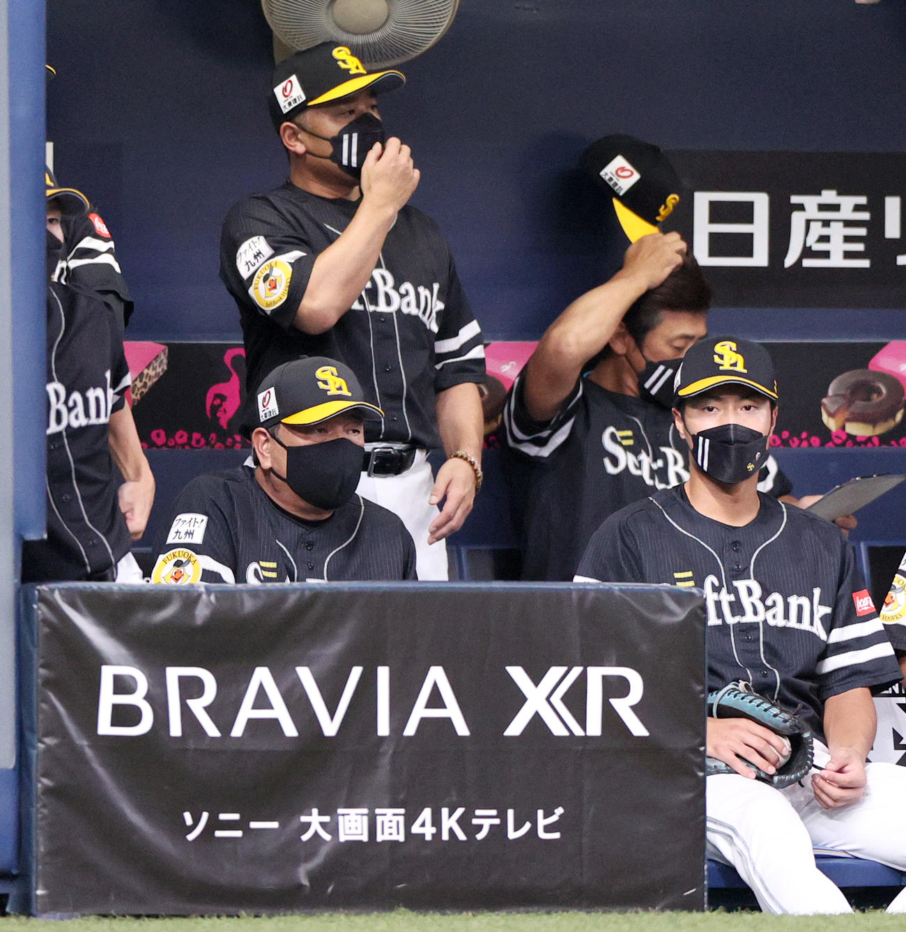 オリックス対ソフトバンク　2回、ソフトバンク藤本監督（左）は、厳しい表情でグラウンドを見つめる（撮影・上山淳一）