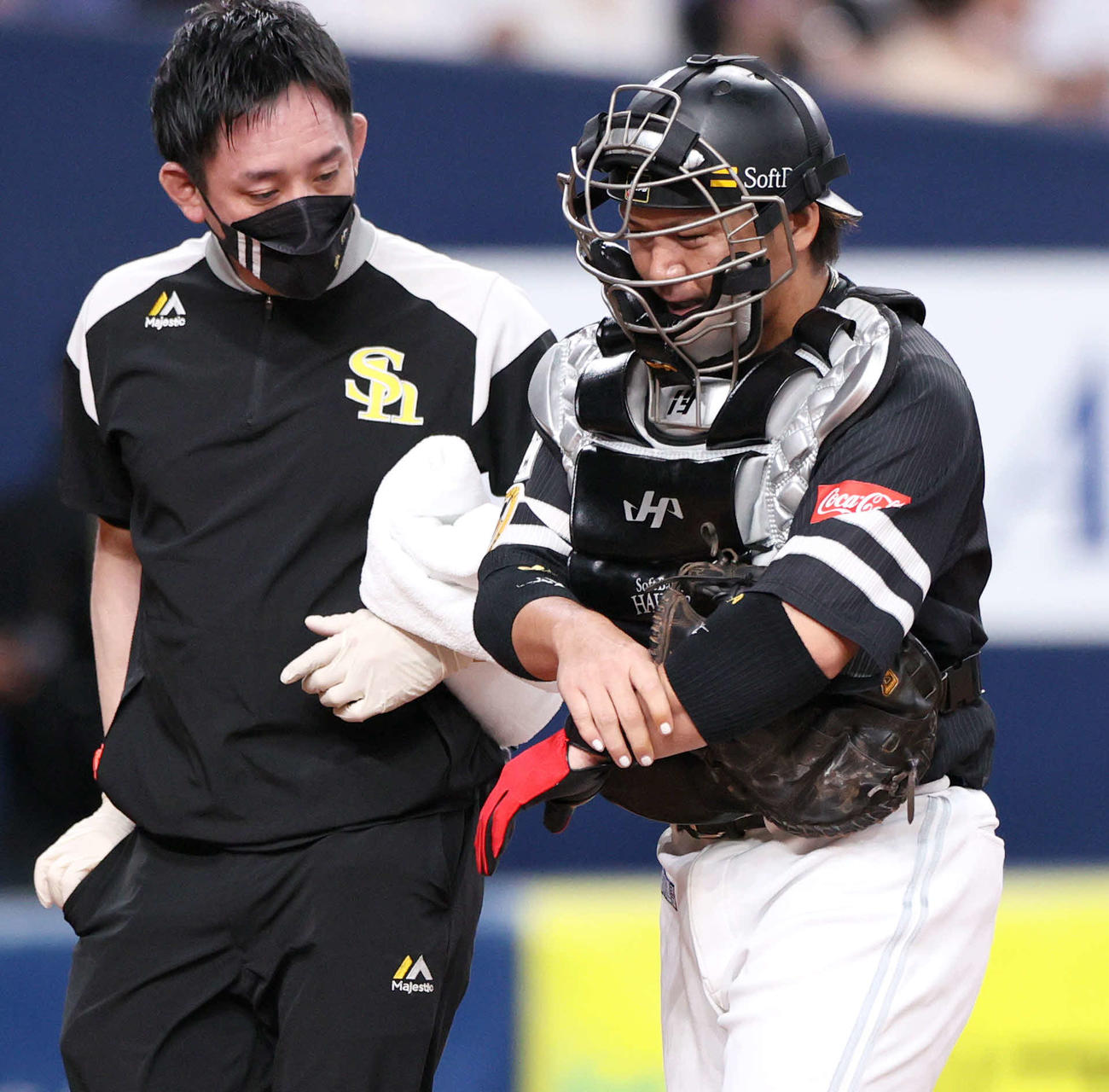 オリックス対ソフトバンク　1回裏オリックス無死一、二塁、吉田正のスイングしたバットが捕手甲斐（右）の左手に当たり、手当に向かう（撮影・上山淳一）