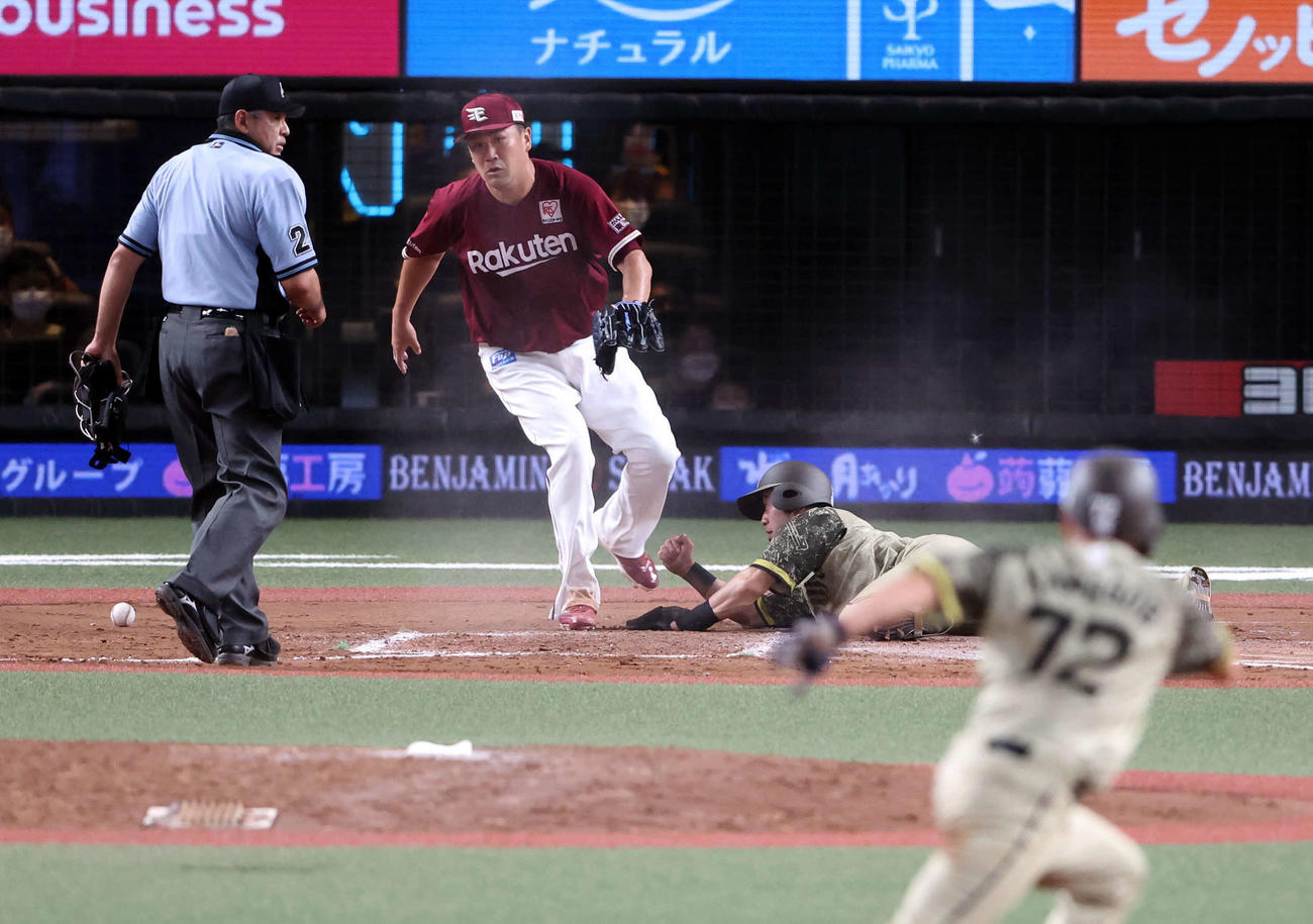 西武対楽天　7回裏西武2死一、三塁、打者柘植の時、田中将は暴投で、三塁走者外崎の生還を許しがっくり（撮影・浅見桂子）