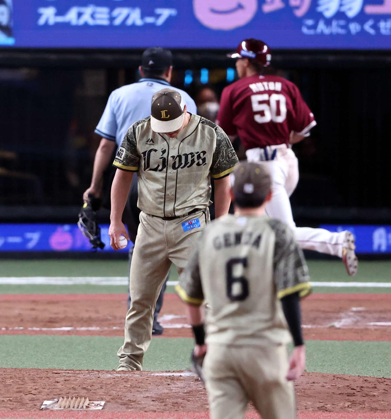 西武対楽天　8回表楽天無死、武藤に右越えソロ本塁打を許し、うつむく平良（撮影・浅見桂子）