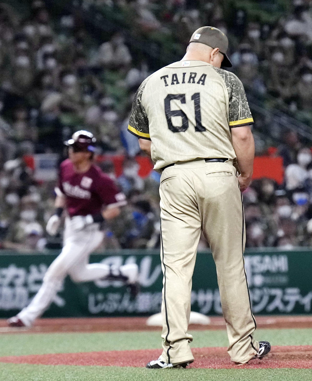 8回、楽天武藤（奥）に同点ソロを浴びた西武平良（共同）
