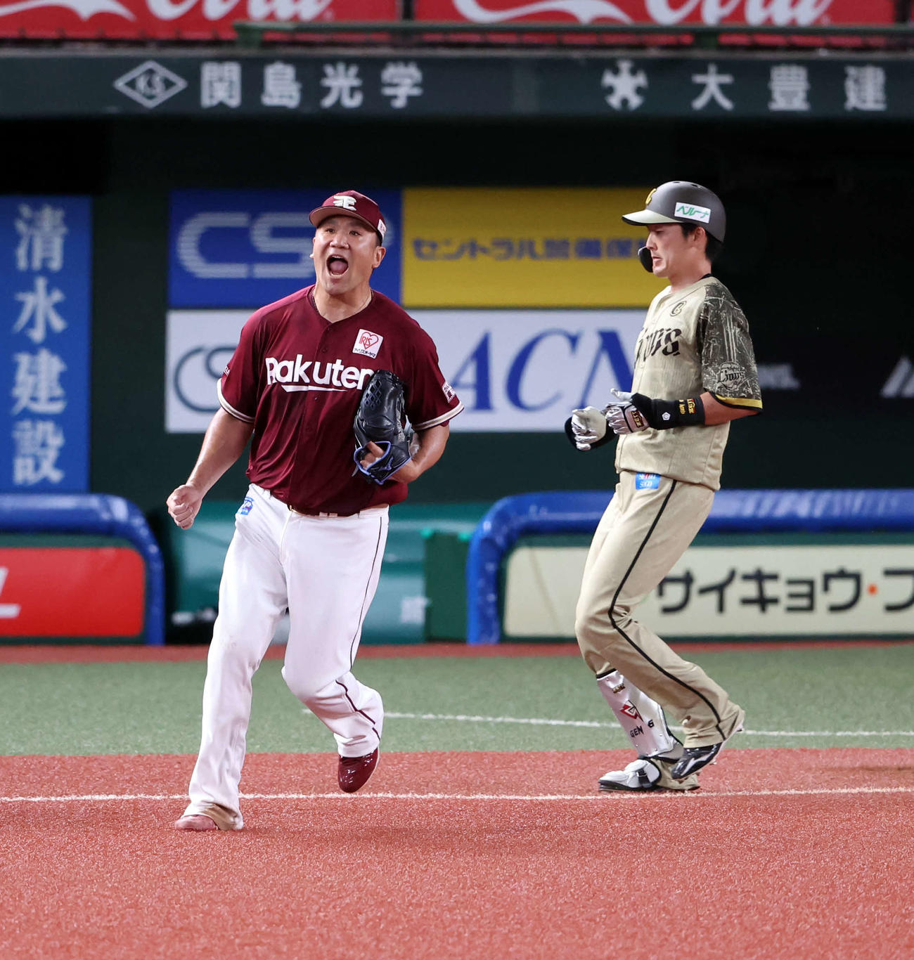 西武対楽天　6回裏西武2死二塁、源田（右）を一塁ゴロに仕留めてカバーに入った田中将は雄たけびを上げる（撮影・浅見桂子）