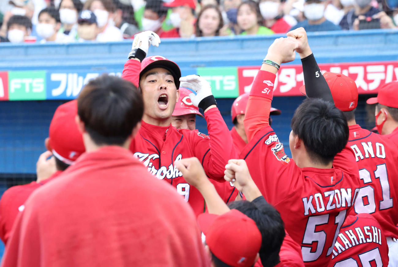 ヤクルト対広島　1回表広島無死一、三塁、秋山は2試合連続となる先制の3点本塁打を放ちナインの祝福を受ける（撮影・丹羽敏通）