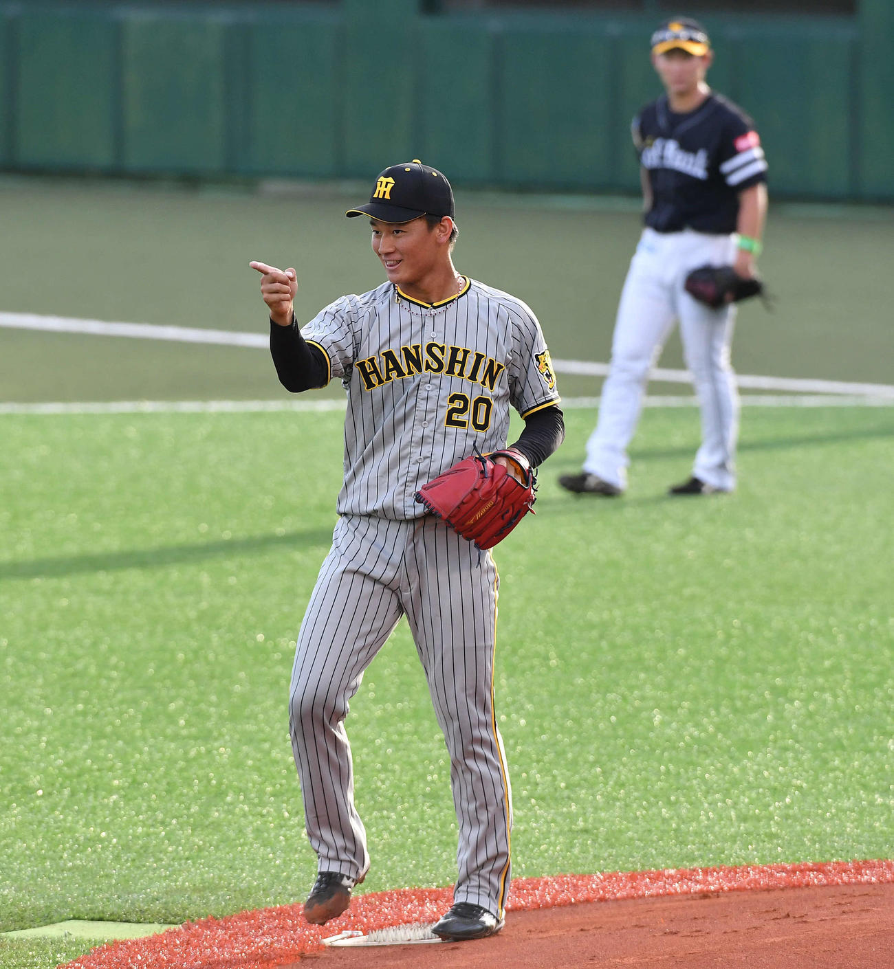1回裏、ロッテ池田を見逃し三振に抑え、笑顔でナインを指さす阪神森木（撮影・岩下翔太）