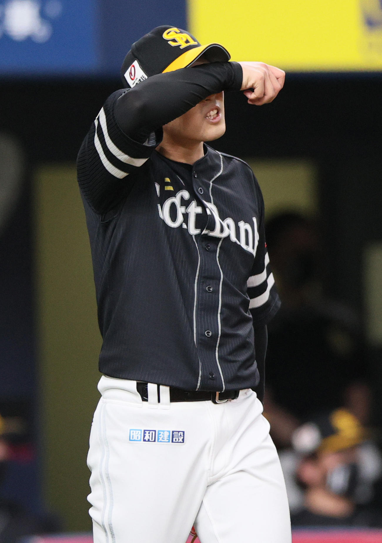 2回裏、オリックス福田に適時打を浴び汗をぬぐうソフトバンク石川（撮影・上山淳一）