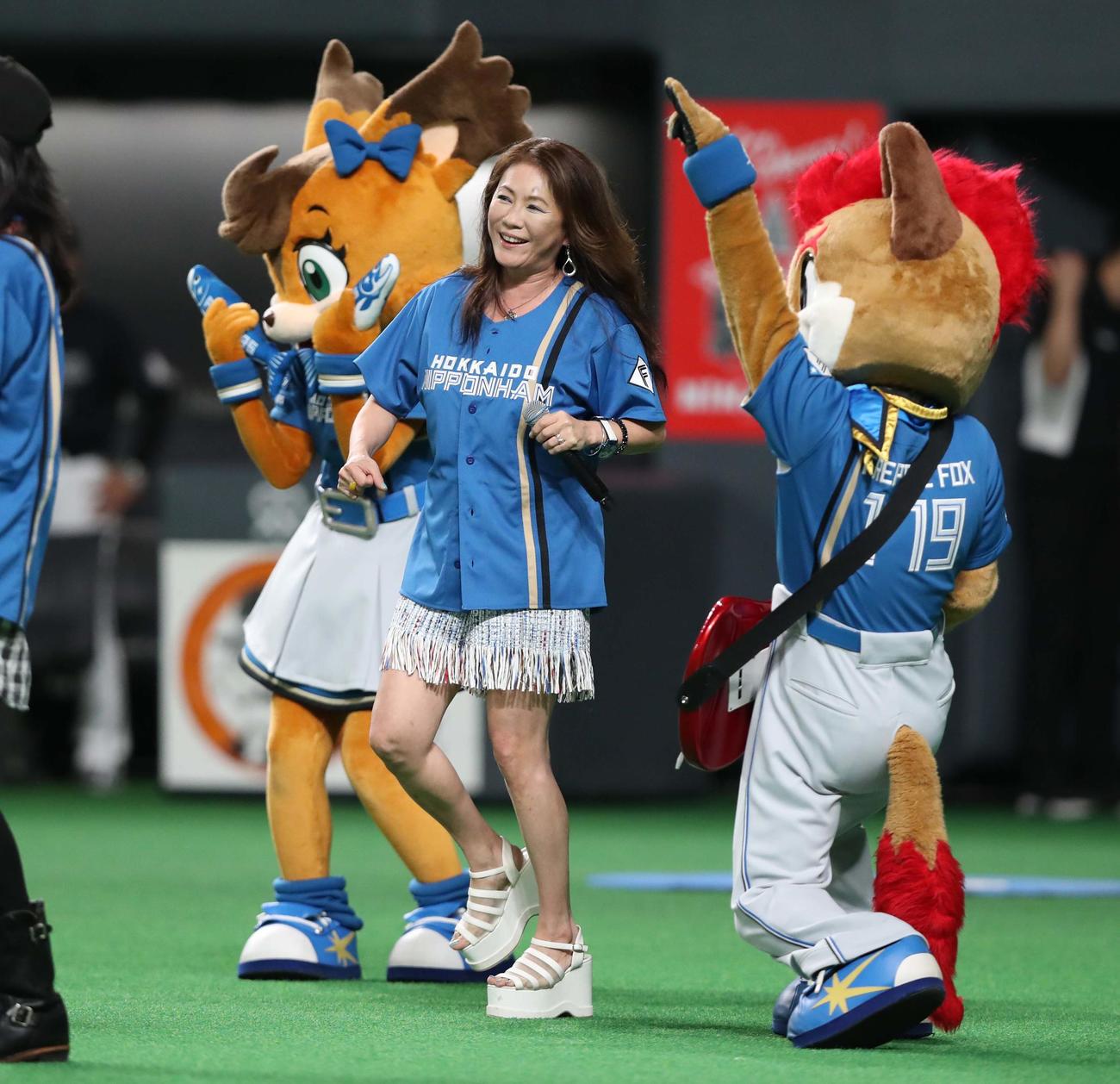 日本ハム対ロッテ　試合前イベントで熱唱する大黒摩季（撮影・黒川智章）