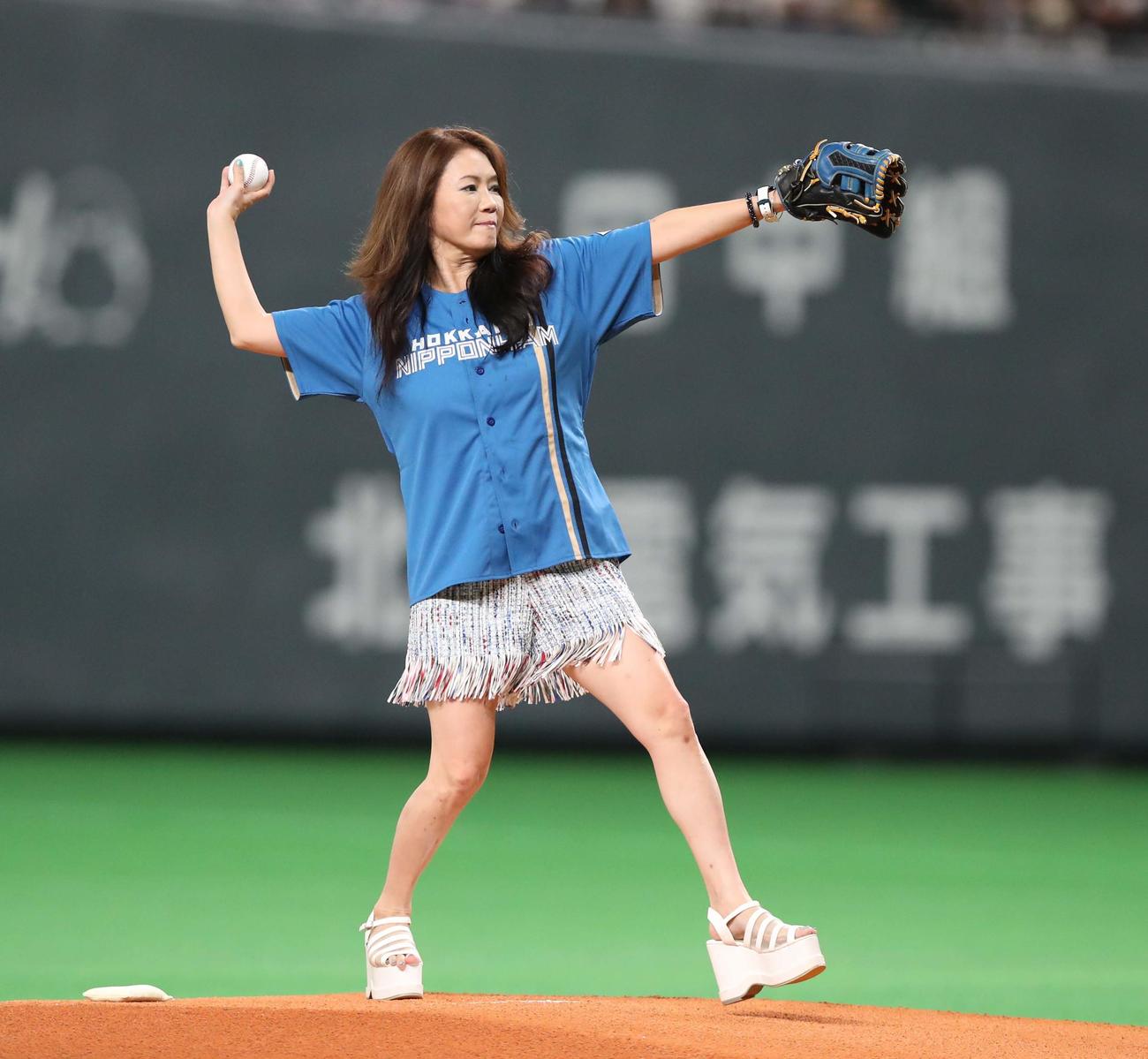 日本ハム対ロッテ　始球式を務める大黒摩季（撮影・黒川智章）